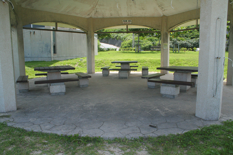 赤瓦をあしらった東屋が並ぶ。テーブル3つが備わったゆったりサイズ