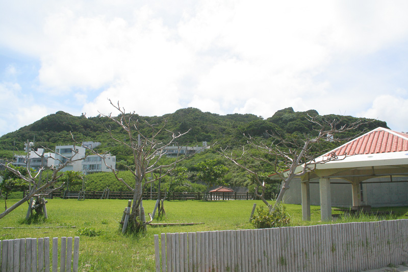 赤瓦をあしらった東屋が並ぶ。テーブル3つが備わったゆったりサイズ