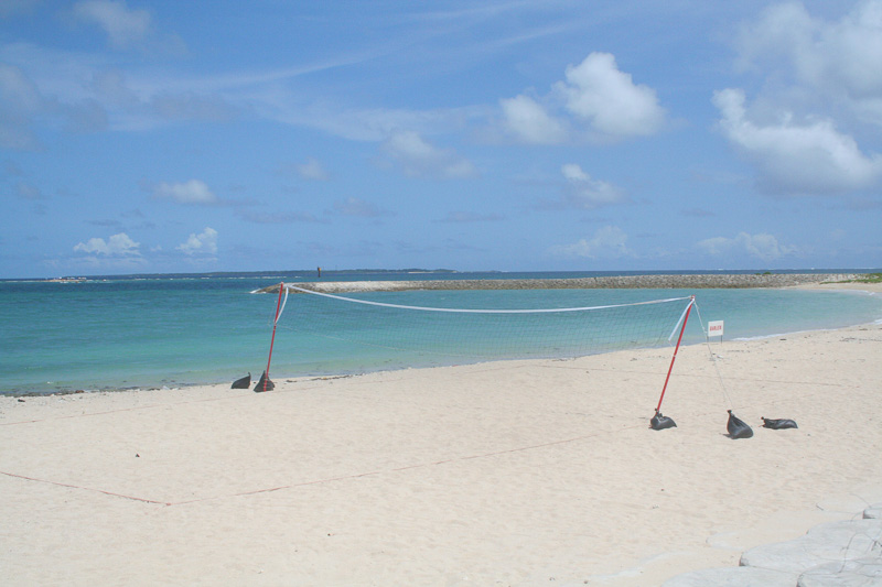 砂浜ではビーチバレーやビーチサッカーが楽しめる
