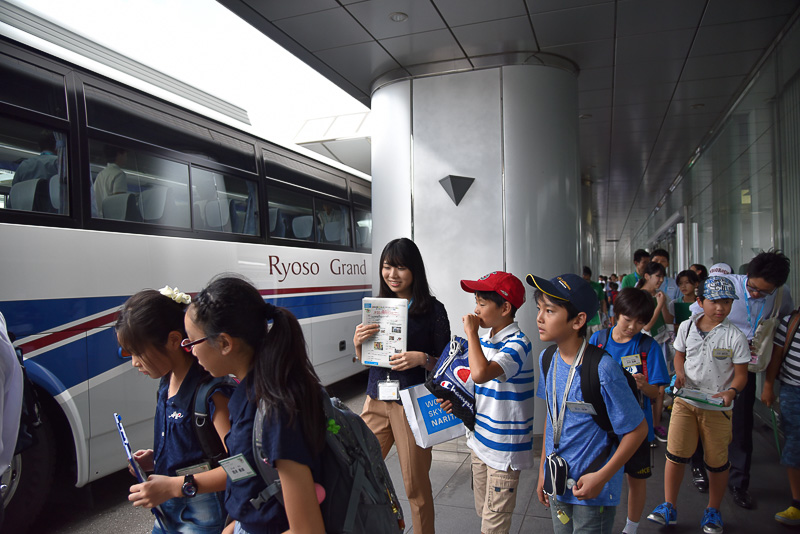 2台のバスの乗り込みツアーが開始