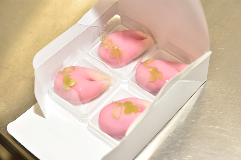 親子共作によって出来上がった“朝顔”は、販売用の容器に入れて持ち帰り