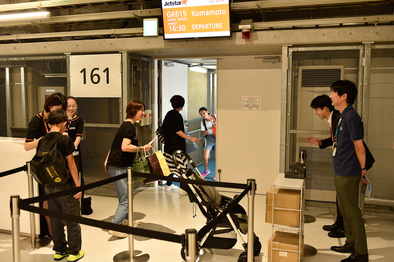 16時10分、搭乗を開始。同行スタッフに見送られて機内へ