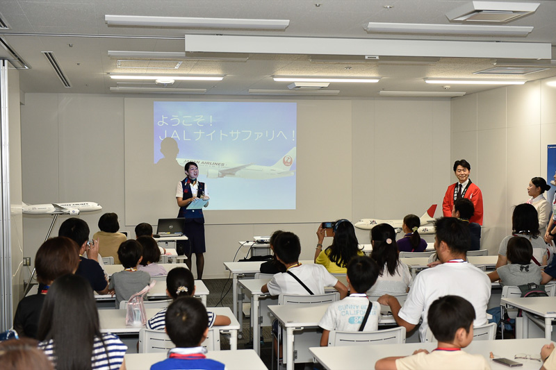 福岡空港第3ターミナル内に新設されたJAL福岡空港支店の会議室に集合しスケジュールや注意点の説明。司会を担当したのはJAL福岡空港支店の松永奈緒子さん