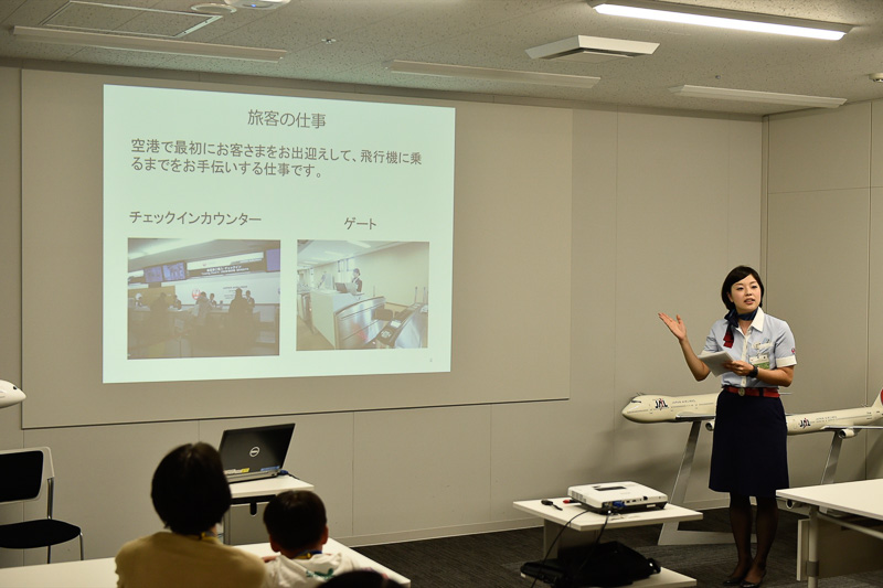 地上職員の旅客業務を紹介した鄭承銀さん