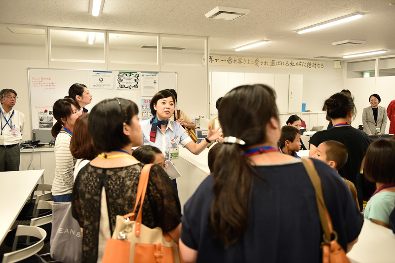 バックオフィスに移動して見学開始。人数が多いので2班に分かれて場所を入れ替えつつ、行なわれた