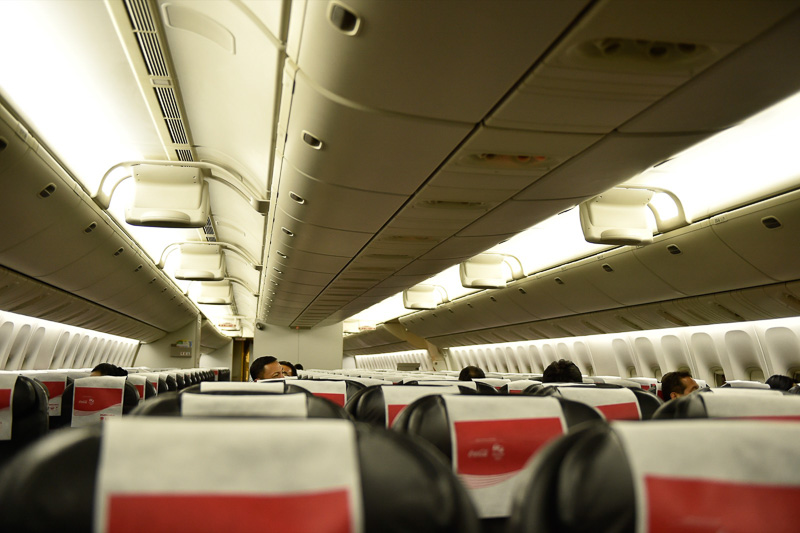 待機している間、機長の計らいで機内照明の種類を変更するデモンストレーションが行なわれた。こちらは標準色