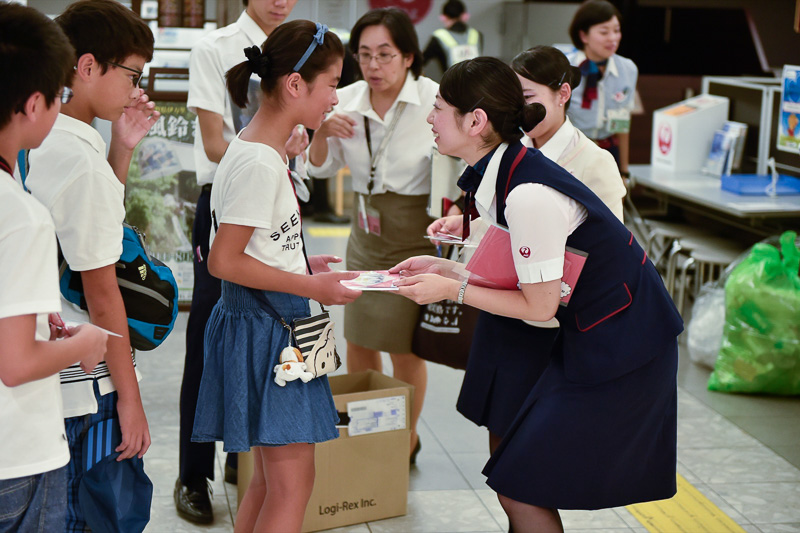 開始前に撮影された顔写真入りの手作り証明書に、子供たちも大喜び