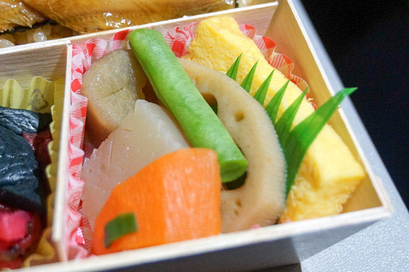 煮込み（人参、コンニャク、ゴボウ、レンコンなど）と卵焼き