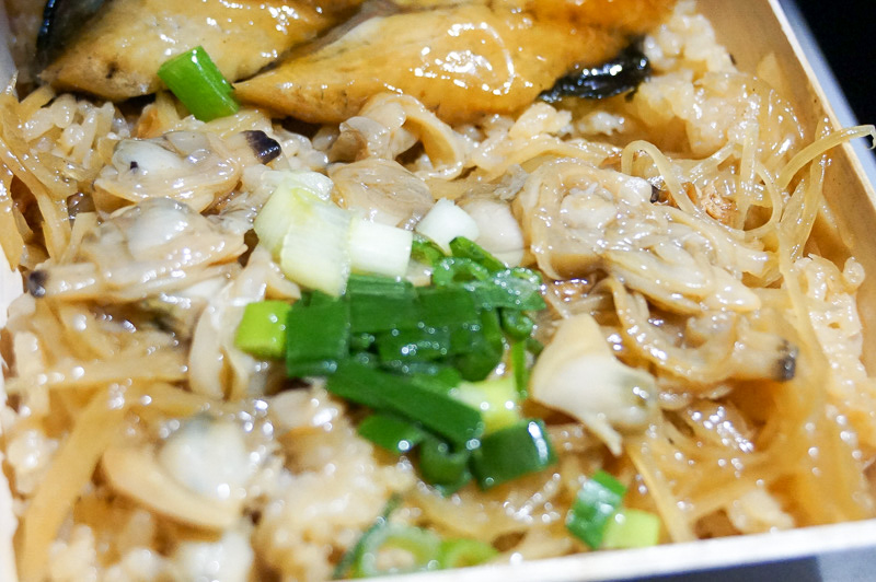 ネギを絡めながらアサリの炊き込みご飯を食べると美味しかった