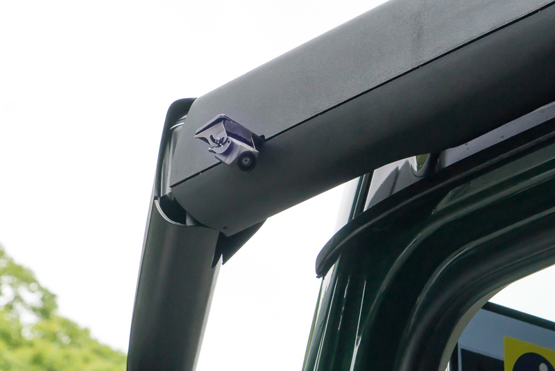 左ミラーステーにはサイドビュー用のカメラ