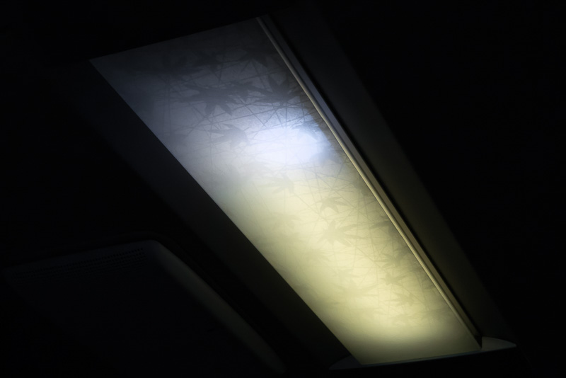 室内灯は模様デザインが3台で異なっている。少し明るさを追加したい際には白の補助灯を追加で点けられる