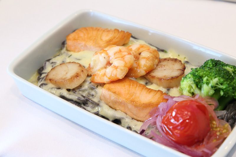 洋食のメインディッシュ　イカスミのリングイネ パスタ シーフード添え