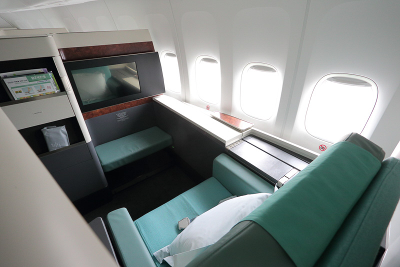 ファーストクラス「コスモスイート2.0」（シートピッチ約211cm/シート幅約61cm/24インチディスプレイ）