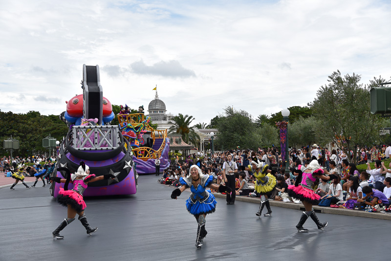 黒猫のダンサーもスティッチのロックステージをお手伝い