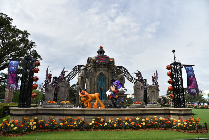 ガールズユニット「SPICY WINGS」とミッキーマウス＆プルート。墓場にてステージを開催中