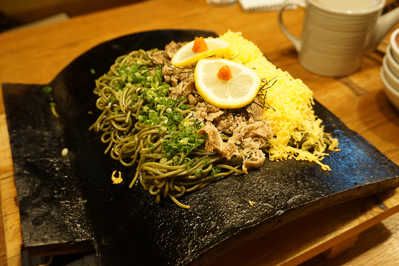 山口のご当地グルメ、瓦そば。茶そばの上に牛肉や錦糸卵、きざみ青ネギなどが乗っている