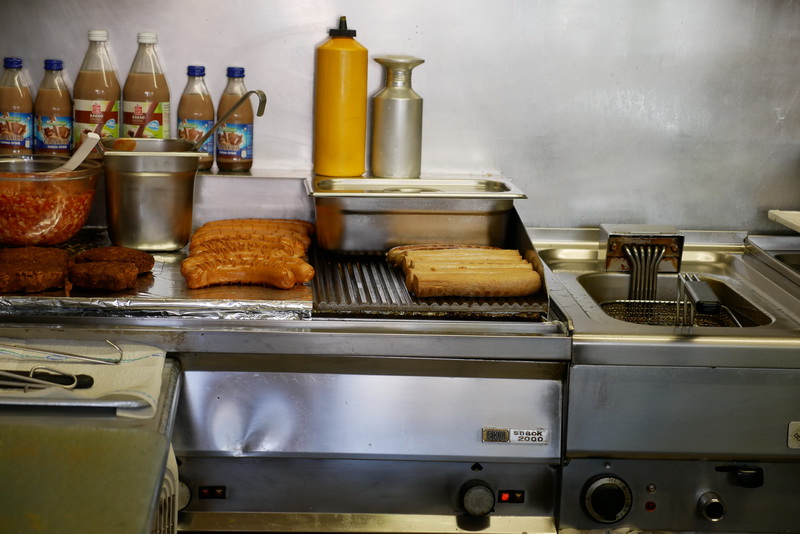 ソーセージは鉄板であらかじめ焼かれており、横のフライヤーで温めなおして提供される