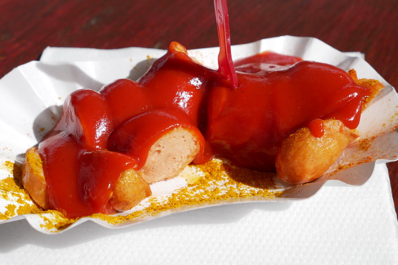 Maximilian am Stuttiのカリーブルスト。カレー粉と鮮やかな赤のケチャップがたっぷりかけられてできあがり