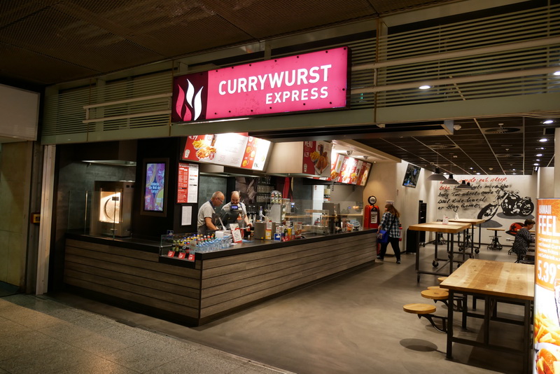 ベルリン東駅構内の「CURRYWURST EXPRESS」