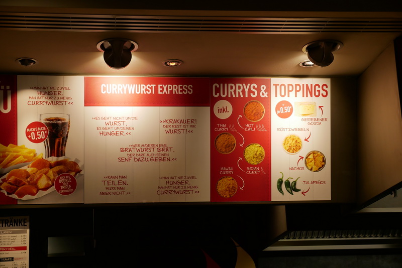 CURRYWURST EXPRESSではカレー粉の種類を変えたり、トッピングを加えることが可能