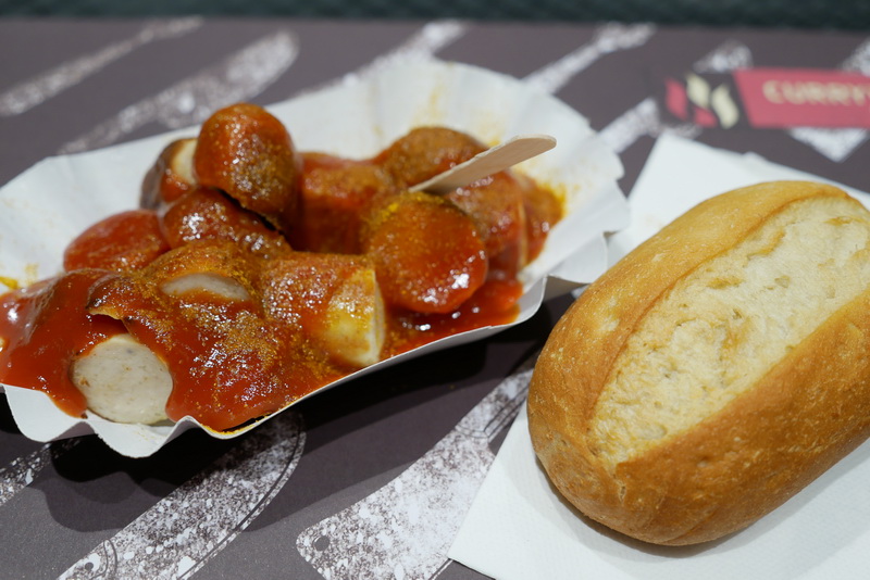 CURRYWURST EXPRESSのカリーブルストはパンが付いて3.29ユーロ（380円強）