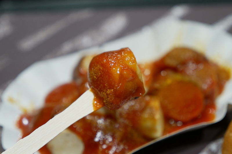 見た目の色以上にケチャップは酸味が強い。また、カレーの風味も直接感じられパンチのある味わいだ
