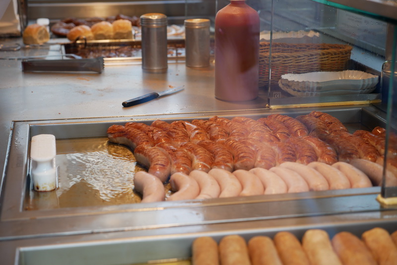 カリーブルスト用のソーセージは、表面がこんがりきつね色になるまでじっくり焼かれている。1.8ユーロ（約210円）