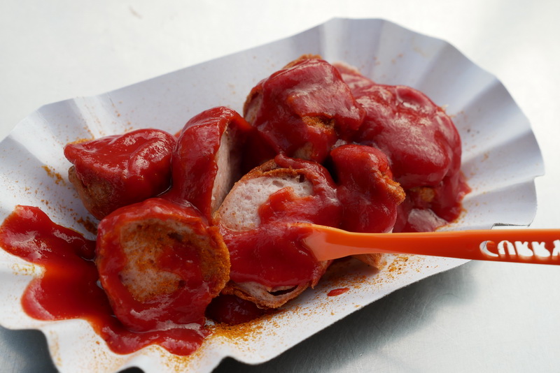 濃い赤色のケチャップがたっぷりかけられて、いかにもジャンクな見た目だ