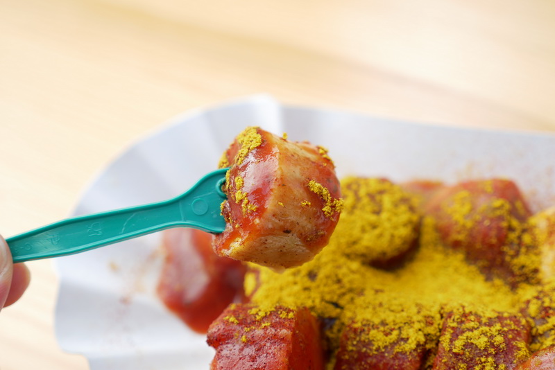 柔らかな食感のソーセージがほかの店とはやや違う印象。カレーの風味が強烈だが、全体的に淡泊な味わい