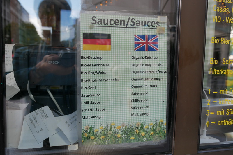 ソーセージ、ケチャップ、マヨネーズなど、オーガニック食材を使って提供