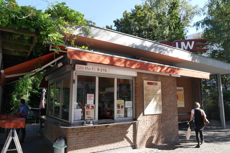 公園「Olivaer Platz」の一角にある「Curry Uwe」