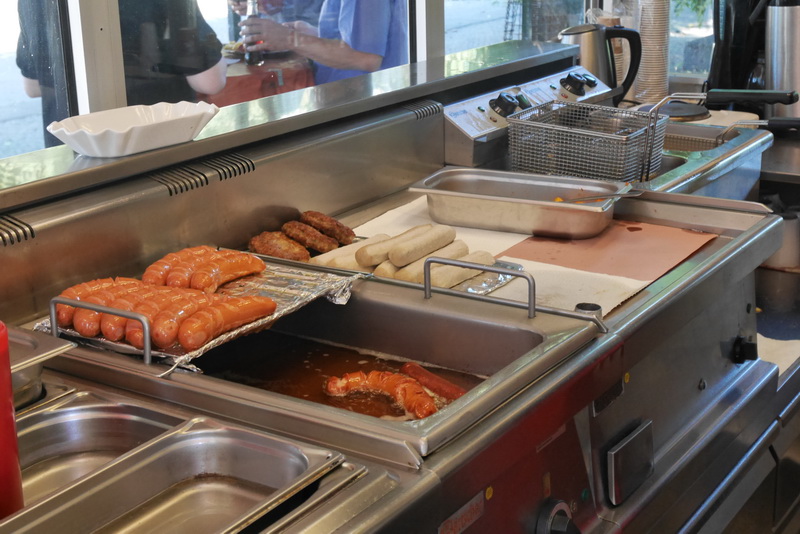 たっぷりの油をひき、時間をかけてソーセージを揚げ焼きにしている