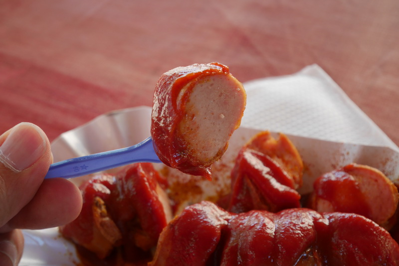 じっくり揚げ焼きしたソーセージは香ばしく肉の味わいもしっかり。ソーセージを食べているという感覚の強いカリーブルストだ