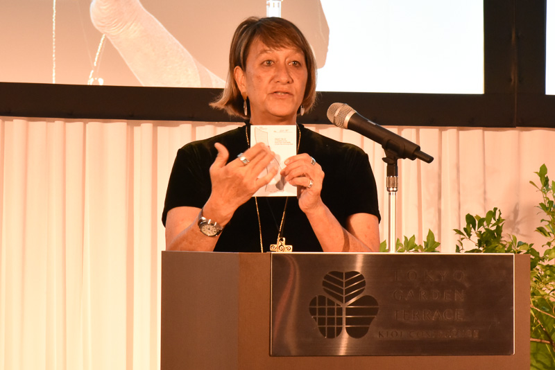 フラリ イ カ ラを制作するアーティストであるカイリ・チャン氏