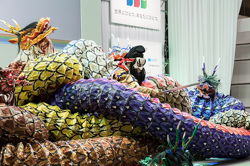 次々に大蛇を退治していく