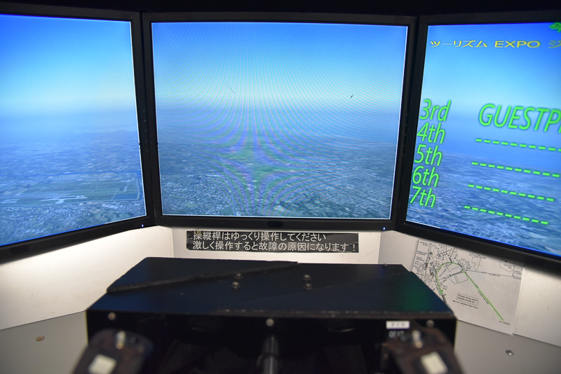 3面＋頭上のディスプレイで機体の中と外から動きを確認