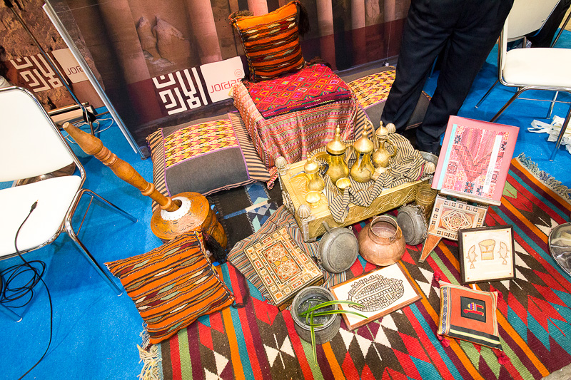 左上のツボのようなものと棒は、コーヒー豆を挽くためのもの。そしてお湯を沸かす道具など展示している。