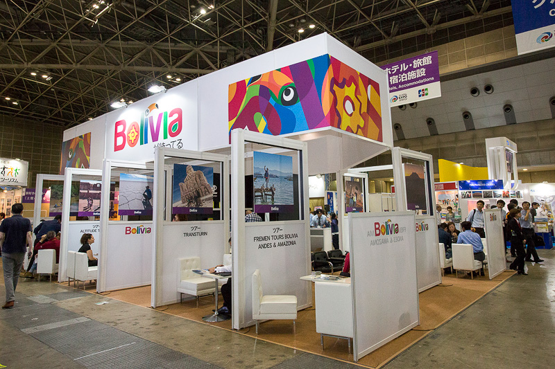 ボリビアブースは現地のツアー会社が並ぶ構成
