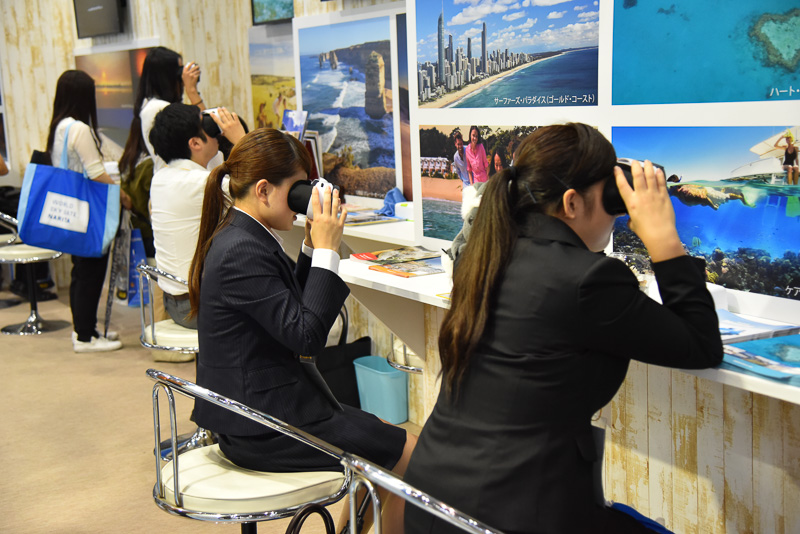 上を向いたり、身を乗り出したりと、思い思いにVRを楽しむ来場者