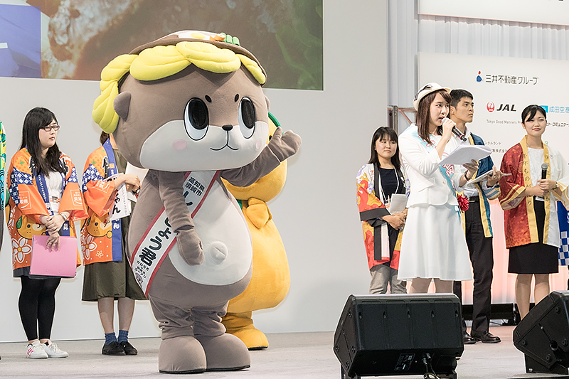 ミス高知の倉松純那さんとニホンカワウソのしんじょう君