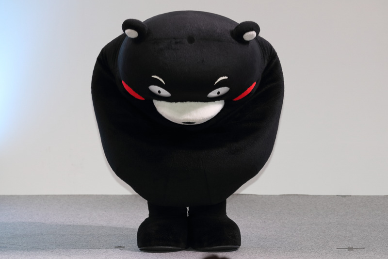 イベント冒頭から熊本地震の際受けた支援と応援に感謝し深々と頭をさげるくまモン