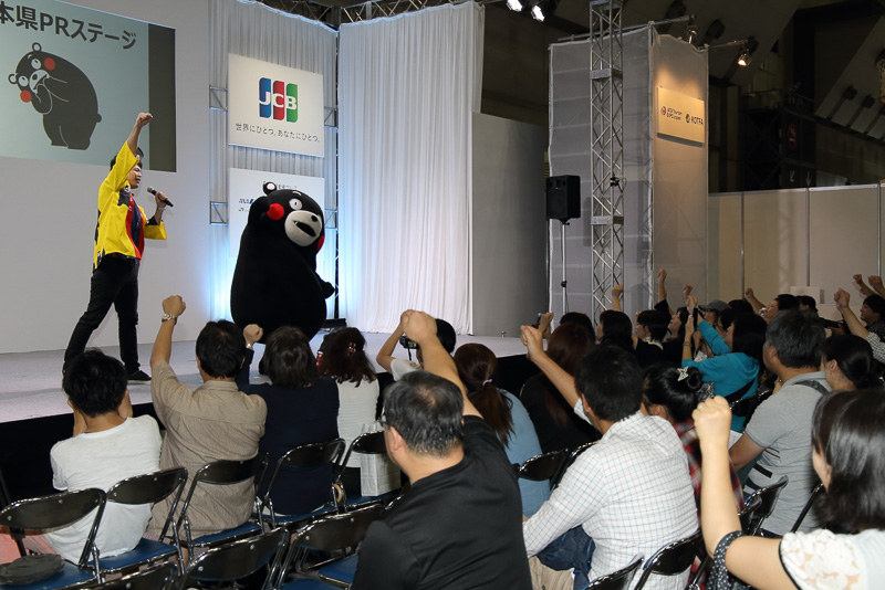 来場者とともに「復興がんばっていきましょう！ えいえい、モーン！」