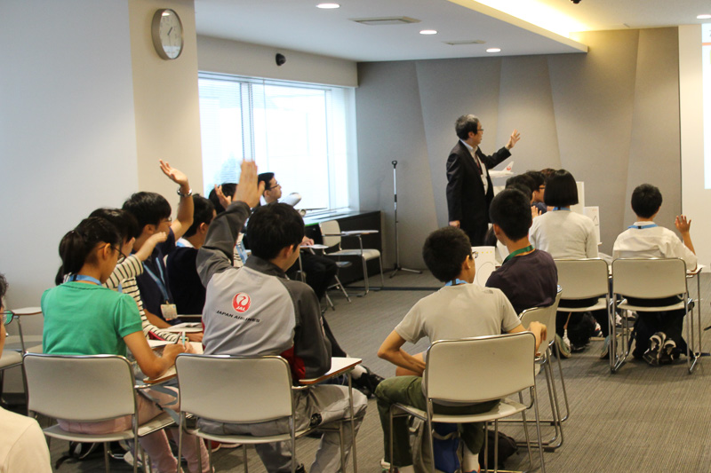 中学生たちは講義を熱心に聞き、質問にも答えていた