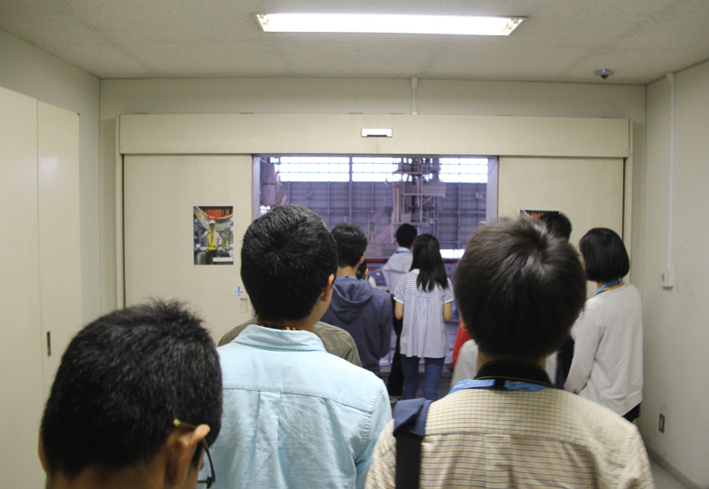 会議室のすぐそばのドアが開くとそこもう格納庫