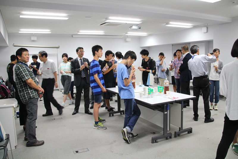 最後の交流会では中学生同士や、大学生、教授、JALの整備士やスタッフ方々で自由に交流