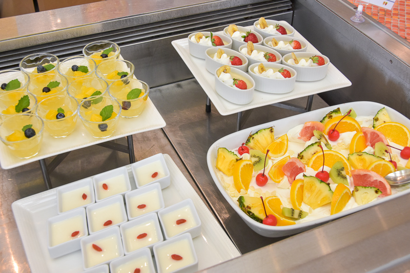 できたての料理が並ぶ。種類が豊富ですべてを味わいきれない