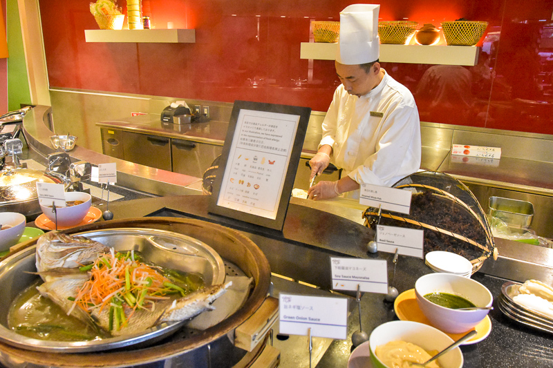 できたての料理が並ぶ。種類が豊富ですべてを味わいきれない