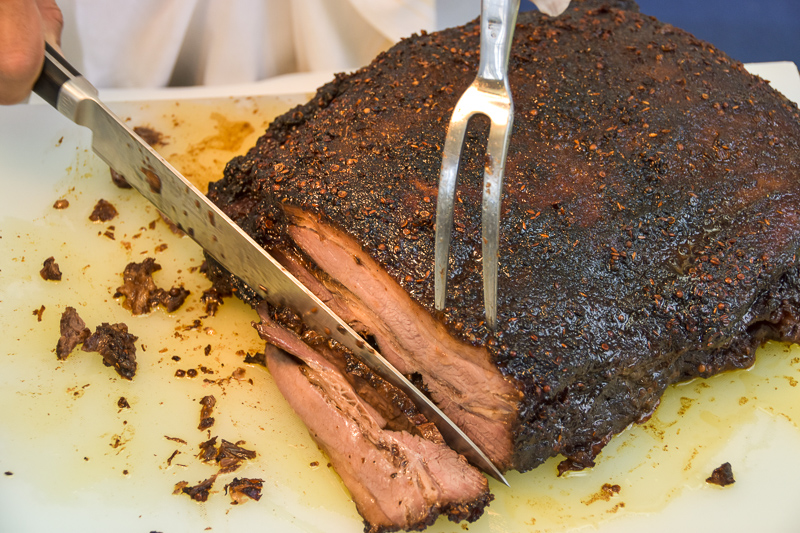 とても香ばしい牛肉のスモーク。かむほどに味が出るアバラを使用