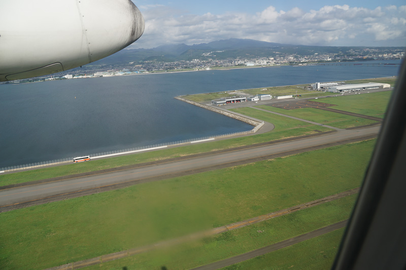 着陸態勢に入ったと思いきや、滑走路すれすれを維持する超低空飛行を披露した