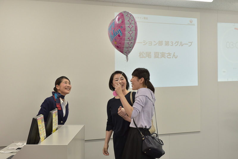 2組目は旅行帰りの母子。膨らんだままでは機内に持ち込めない風船の空気を抜くお願いをするところが難関。風船にはハッピーバースデーの文字が入っており、誕生日を迎えた（という設定）子供にとっては大事なおもちゃなのだ